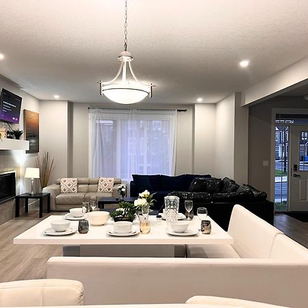 Flowealth Property Luxury Villa Near Lake Netflix Tv Wifi YYC Exterior photo
