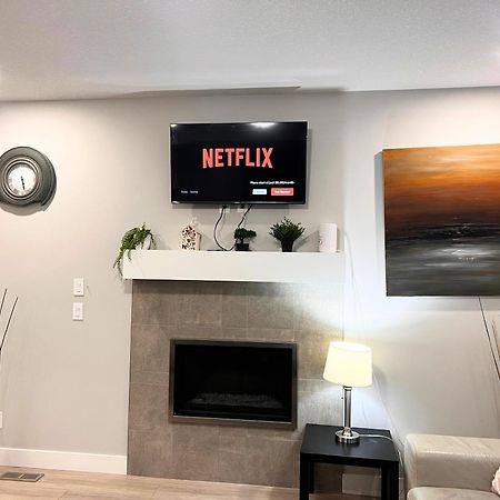 Flowealth Property Luxury Villa Near Lake Netflix Tv Wifi YYC Exterior photo