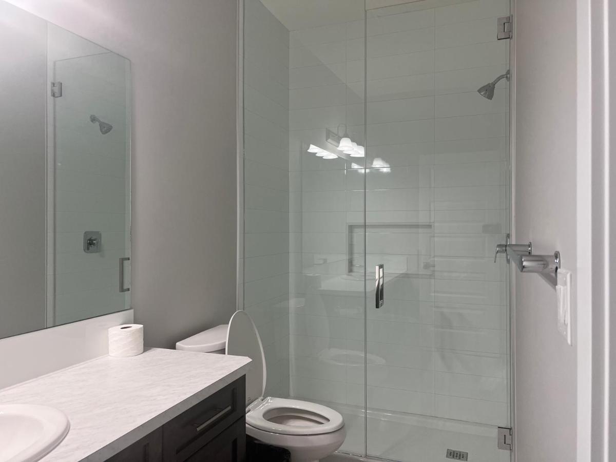 Flowealth Property Luxury Villa Near Lake Netflix Tv Wifi YYC Exterior photo