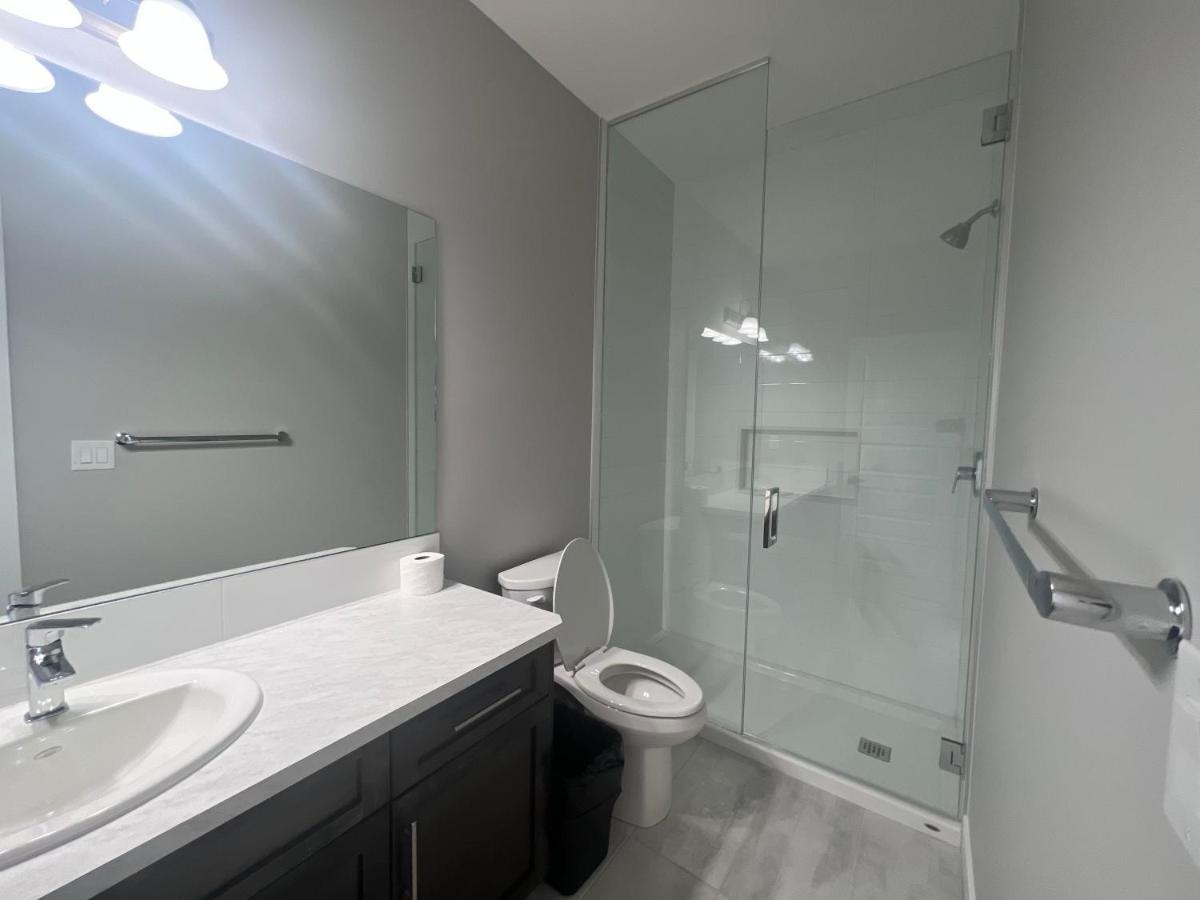 Flowealth Property Luxury Villa Near Lake Netflix Tv Wifi YYC Exterior photo