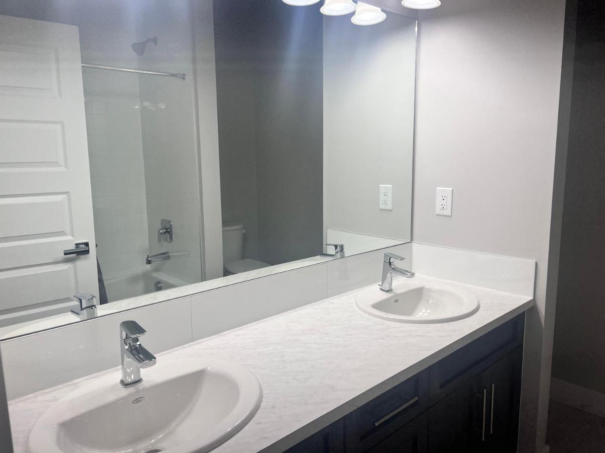 Flowealth Property Luxury Villa Near Lake Netflix Tv Wifi YYC Exterior photo