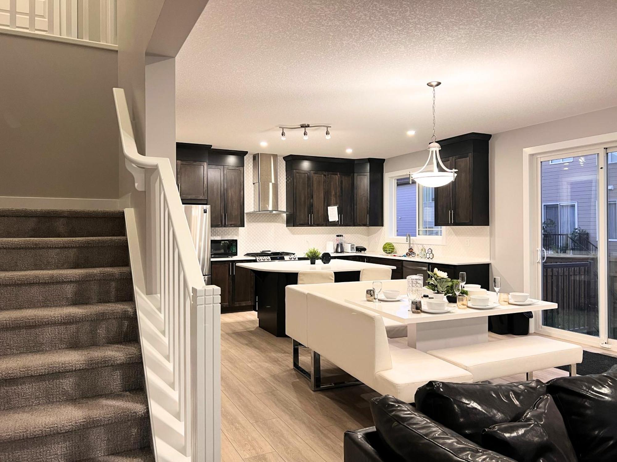 Flowealth Property Luxury Villa Near Lake Netflix Tv Wifi YYC Exterior photo