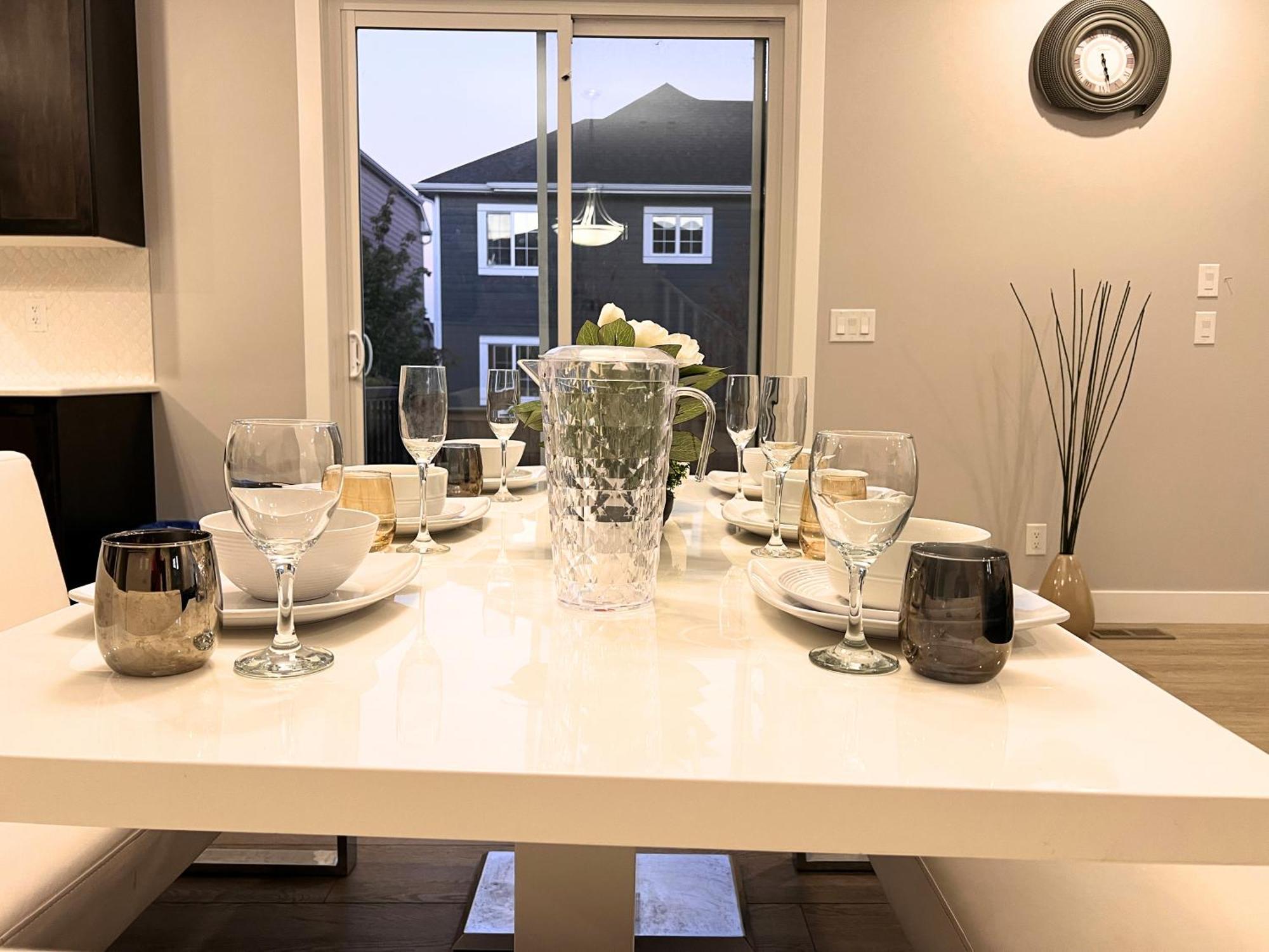 Flowealth Property Luxury Villa Near Lake Netflix Tv Wifi YYC Exterior photo