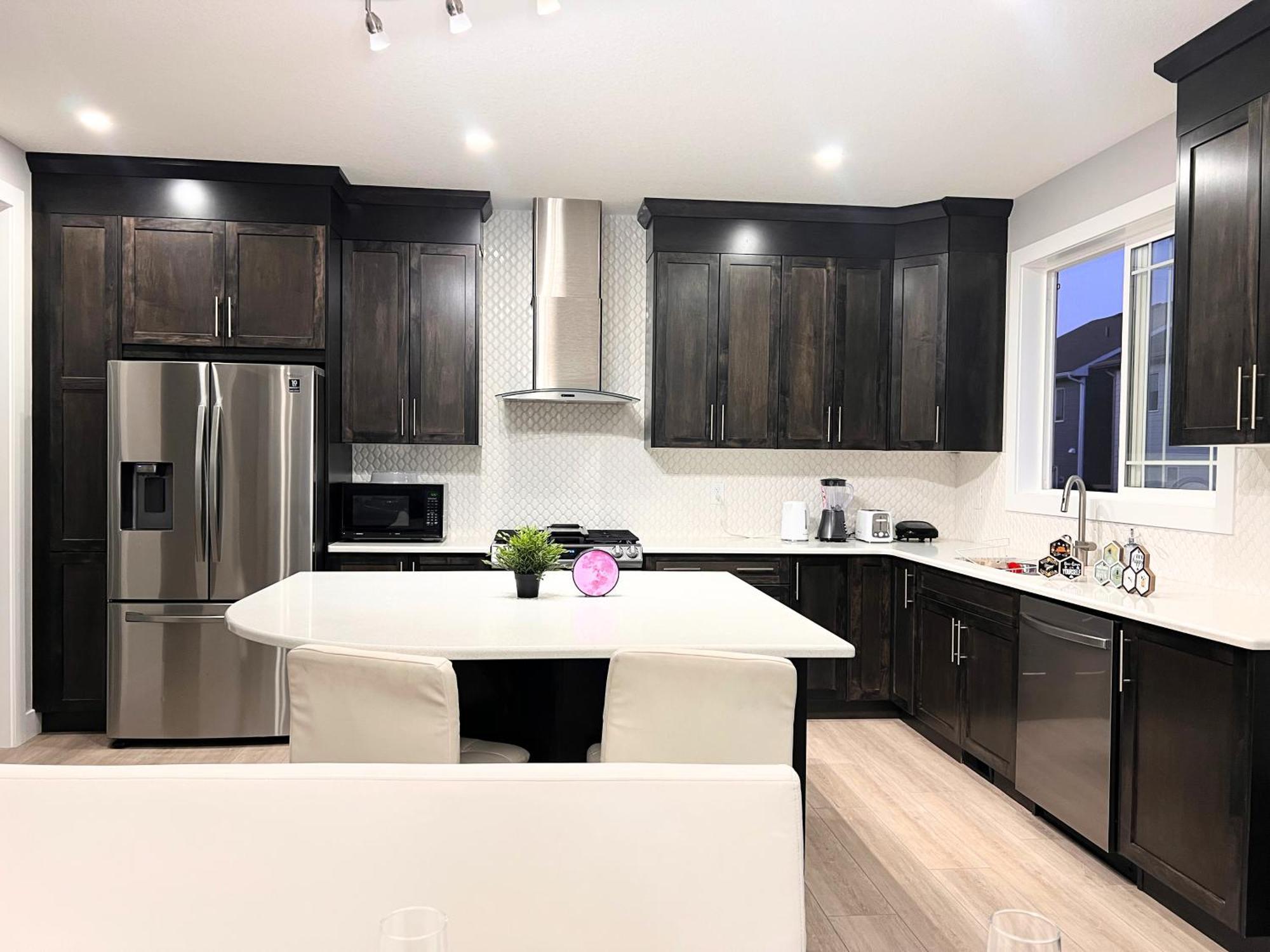 Flowealth Property Luxury Villa Near Lake Netflix Tv Wifi YYC Exterior photo