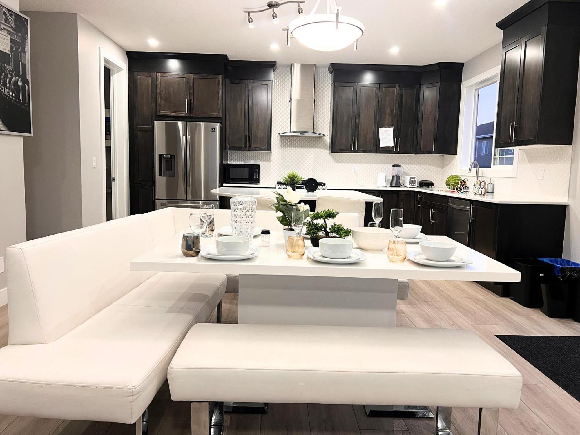 Flowealth Property Luxury Villa Near Lake Netflix Tv Wifi YYC Exterior photo