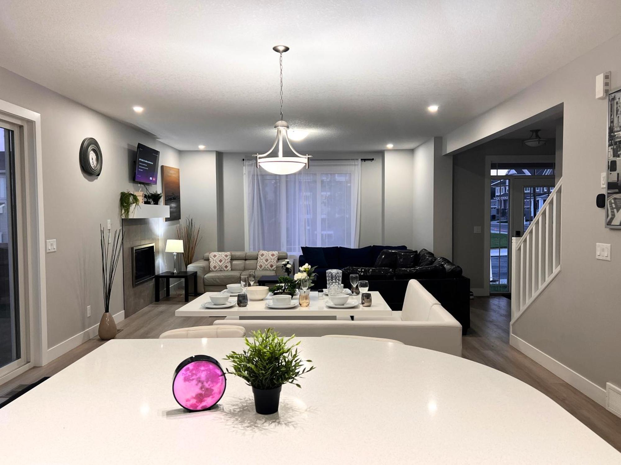 Flowealth Property Luxury Villa Near Lake Netflix Tv Wifi YYC Exterior photo