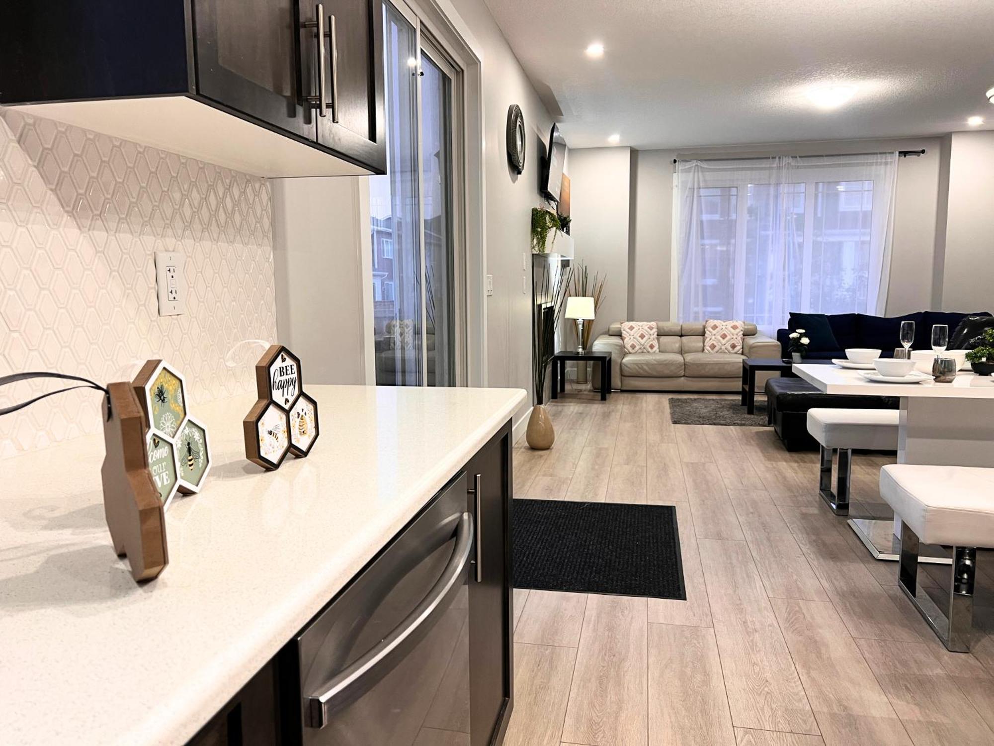 Flowealth Property Luxury Villa Near Lake Netflix Tv Wifi YYC Exterior photo